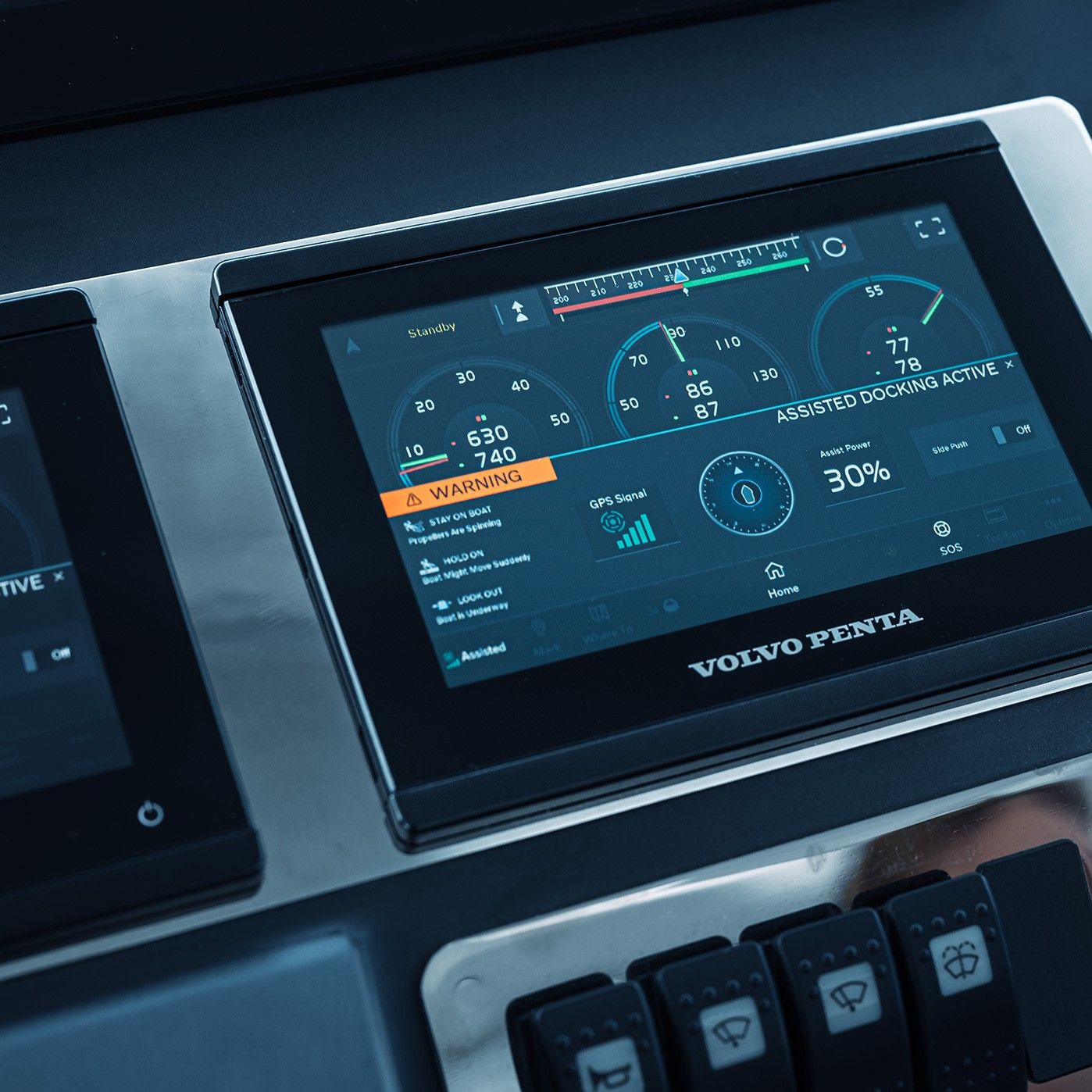 Écran Volvo Penta Glass Cockpit affichant la fonction Assisted Docking active
