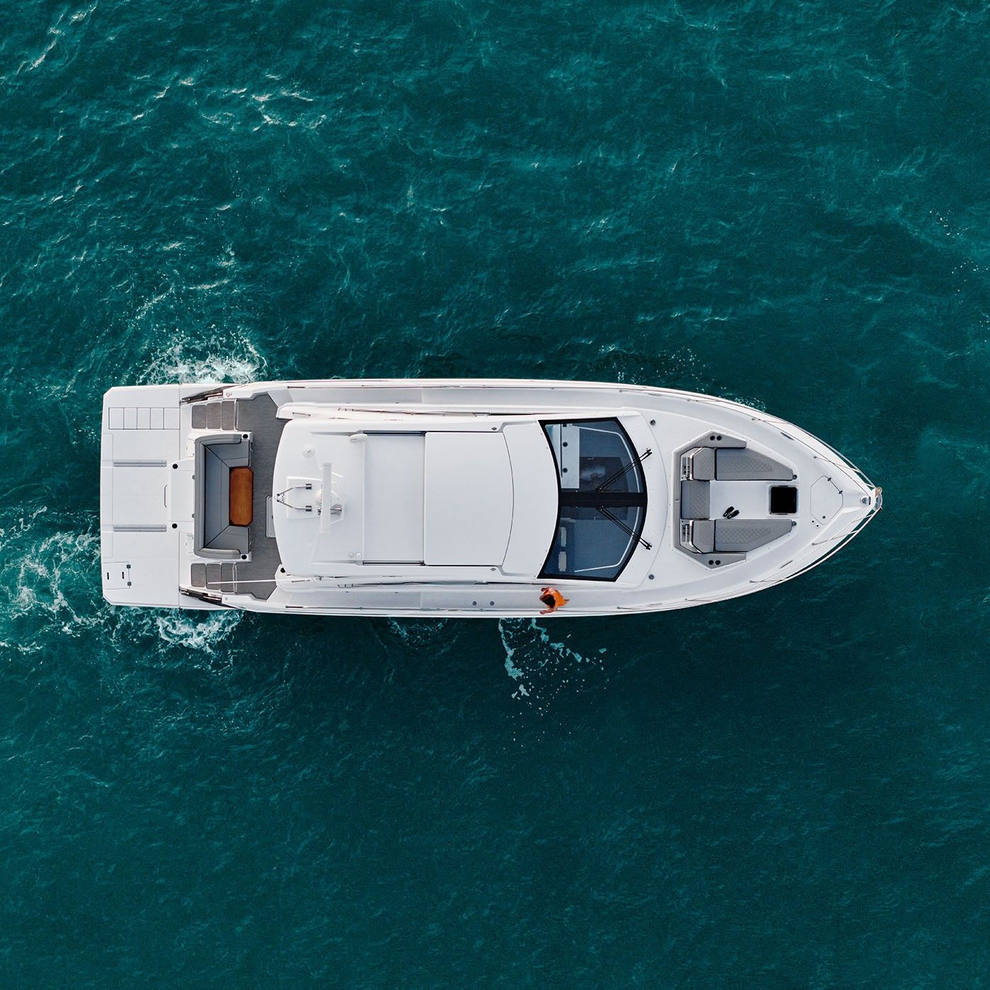 Vedette à moteur vue du ciel sur une mer turquoise, photographie officielle Volvo Penta pour le DPS