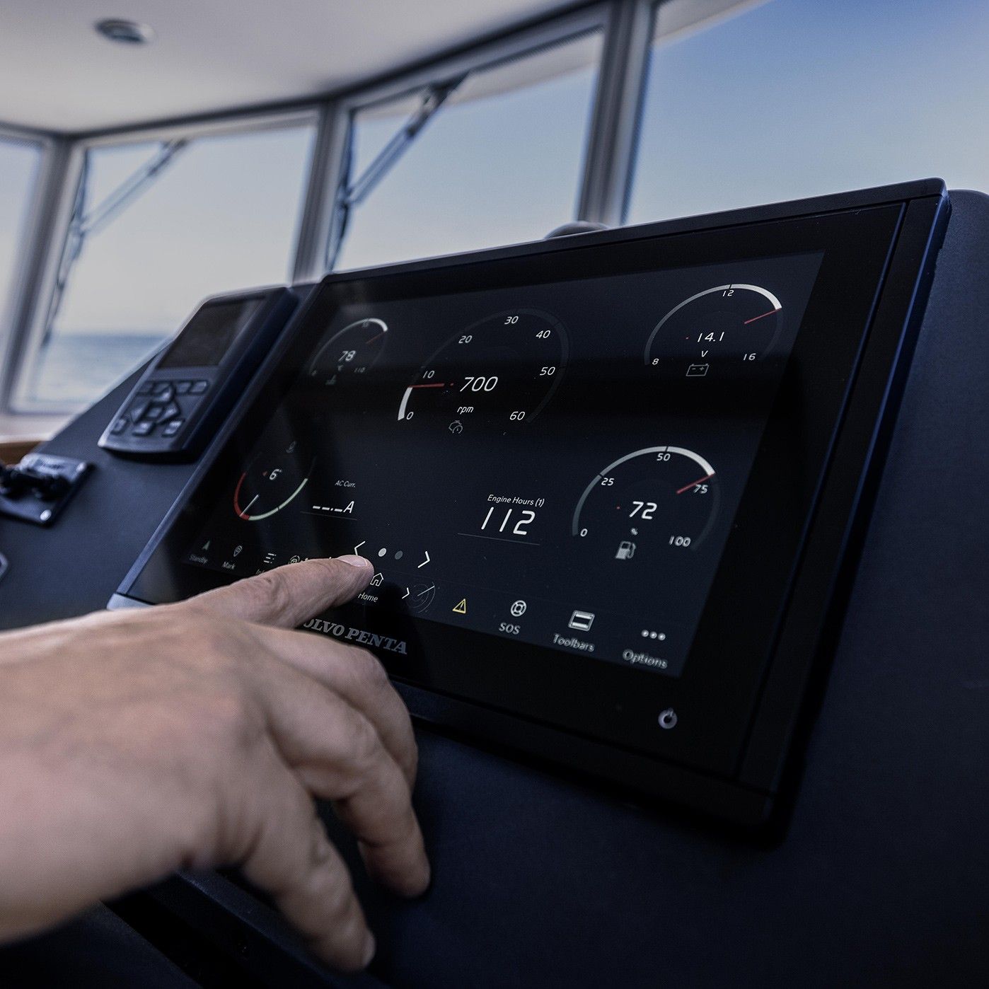 Jauges du moteur sur un écran Volvo Penta Glass Cockpit : régime, tension, heures et carburant