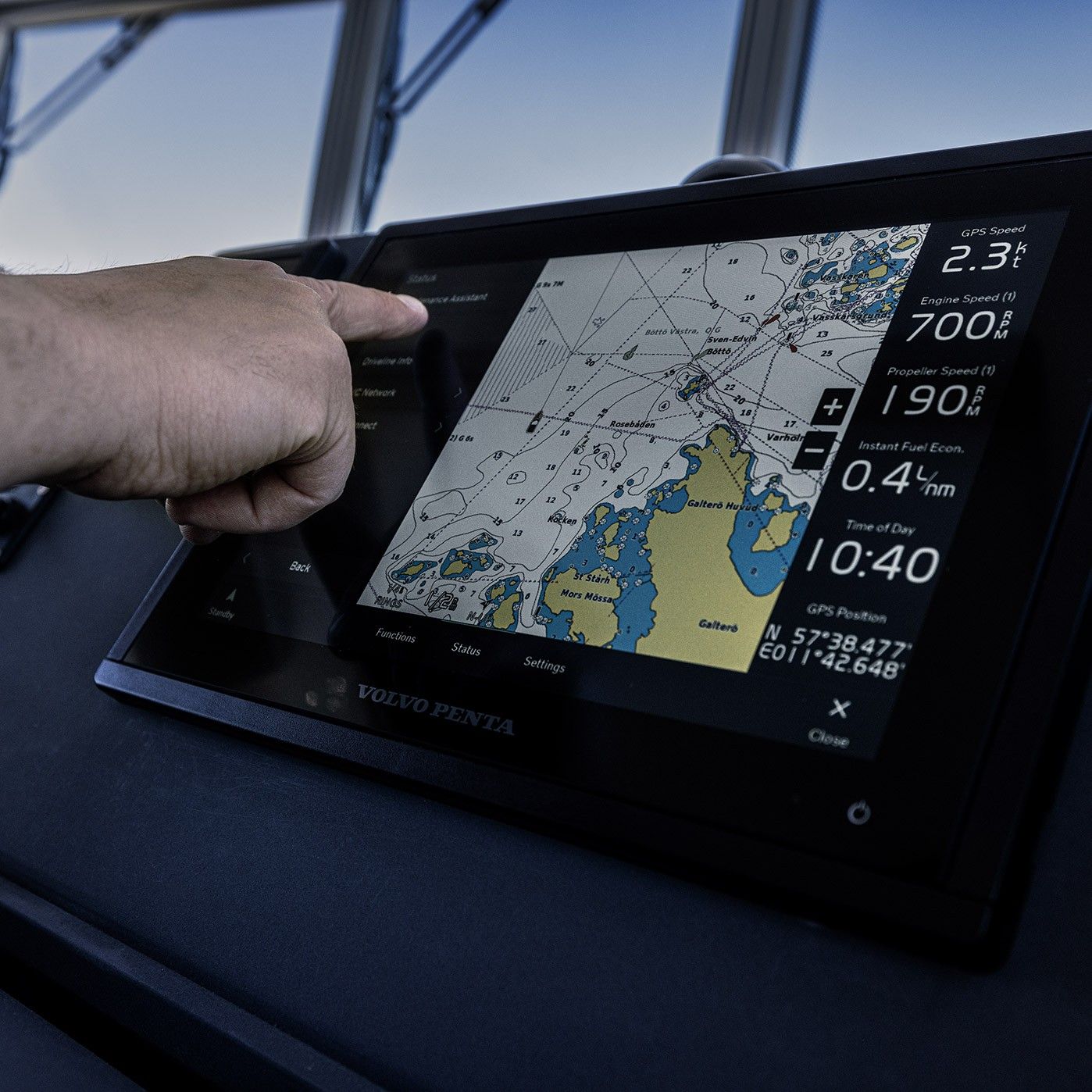 Écran Volvo Penta Glass Cockpit affichant la cartographie avec les données de navigation et du moteur